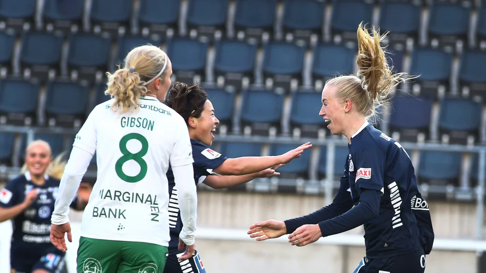 Två av matchens förgrundsfigurer, Amalie Vangsgaard och Yuka Momiki, jublar efter ett av tre mål mot Hammarby.