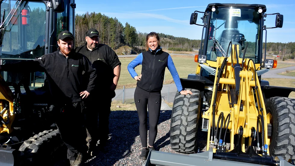 Beparts Harald Rydén, Lukas Karlsson och Cecilia Schultz utanför verkstaden i Mossebo, Valdemarsvik.