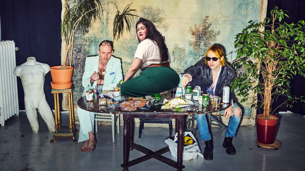 Manusförfattarna David Wiberg, Maria Maunsbach och Elis Monteverde Burrau. (Bilden är ett montage). Pressbild.