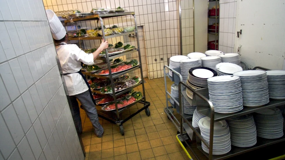 Den dömde mannen arbetade på restaurang samtidigt som han tog emot bidrag under ett års tid.