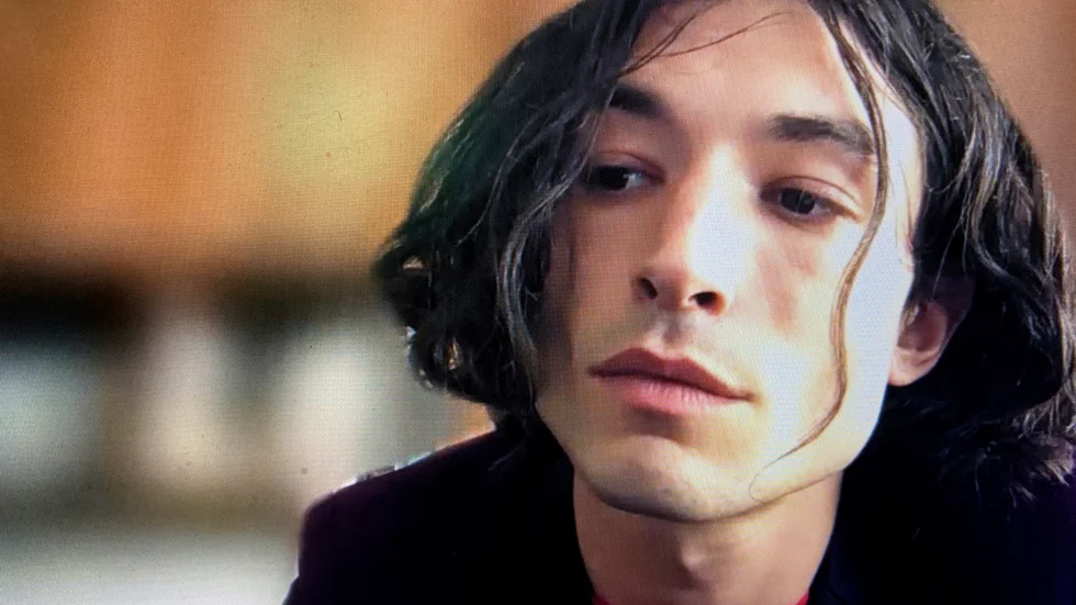 Skådespelaren Ezra Miller har gripits igen. Bild från ett domstolsframträdande via Zoom på tisdagen där Miller inte bestridde anklagelserna mot honom gällande ett krogbråk i slutet av mars.