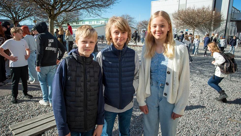 "Det känns viktigt att göra det här för vi hjälper de i Ukraina som behöver det", säger Eskil Fahlstedt på Kunskapsskolan. Här med Philip och Julia Brunelius.