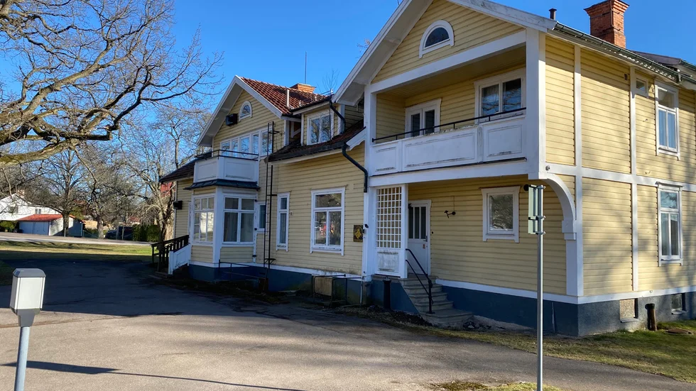 Ulaxvillan i området Ekön i Motala byggdes i början av 1900-talet, samtidigt som den då intilliggande Ulaxfabriken som revs 2008.