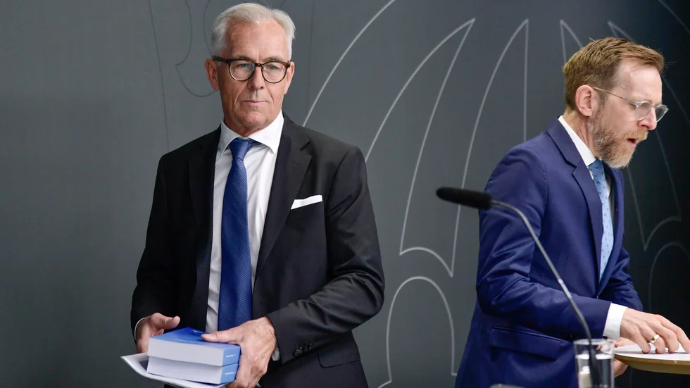 Jan Albert, särskild utredare, och Jakob Forssmed (KD), socialminister, under en pressträff där delbetänkandet från Utredningen om stärkt framtida smittskydd lämnas över till ministern.
