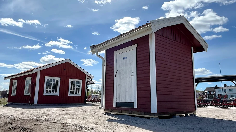 Toaletten har placerats bredvid dressinstationen och anslutits till det kommunala vatten- och avloppsnätet.