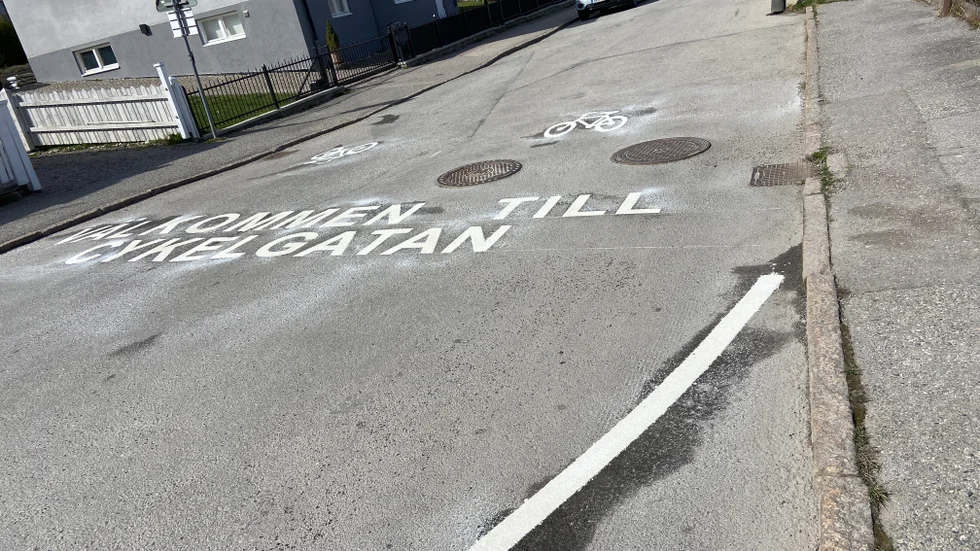 De som svänger höger från Tosteröbron på fastlandssidan möts av följande budskap på Norra Strandvägen.