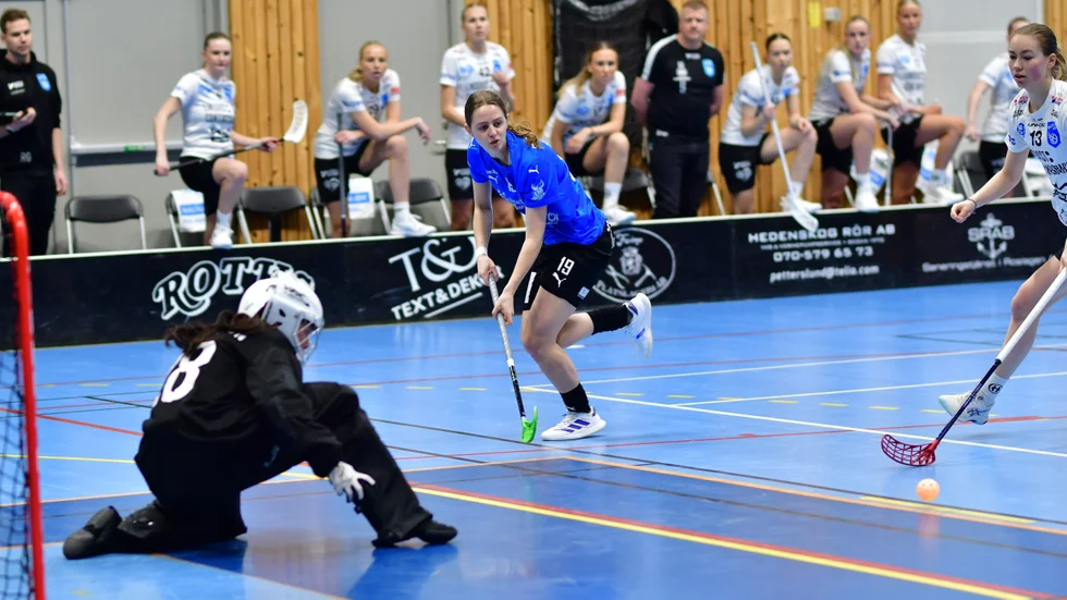 Alundas Fanny Blad (blå tröja) fick en smäll i Partille senast men kommer att spela fredagens match i Olandshallen, där det bara är seger som räknas för hemmalaget.