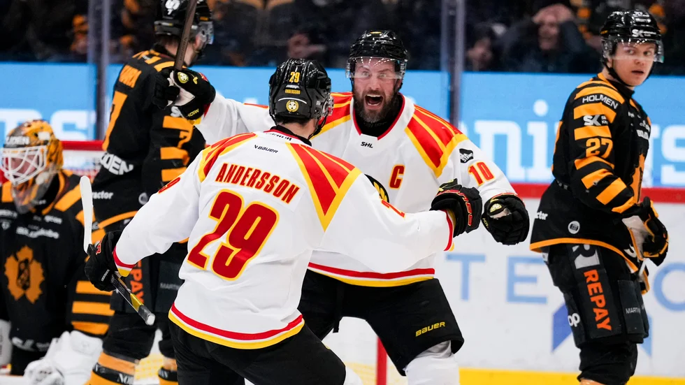 Brynäs Johan Larsson jublar efter sitt avgörande 4-3-mål i semifinal 4.