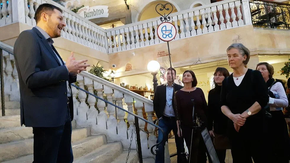Danmark. En delegation på 25 personer besökte Lalandia i förra veckan. Här tar vd Jan Harrit emot gästerna.