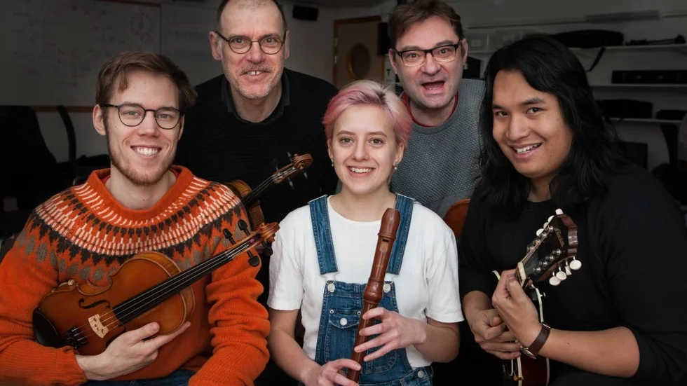Folkmusiker. Oskar Ankarloo, Pelle Björnlert, Elin Andersson, Niklas Grundén, Karl-Lukas Otell.