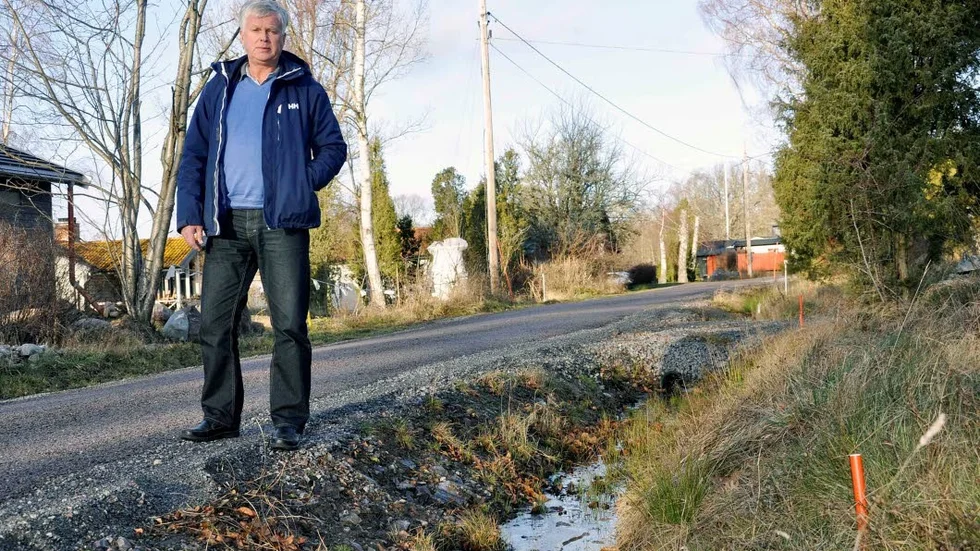 Kritisk. Nils Eneland säger att hans avloppsledning fördärvats efter grävningsarbeten i kommunens regi.