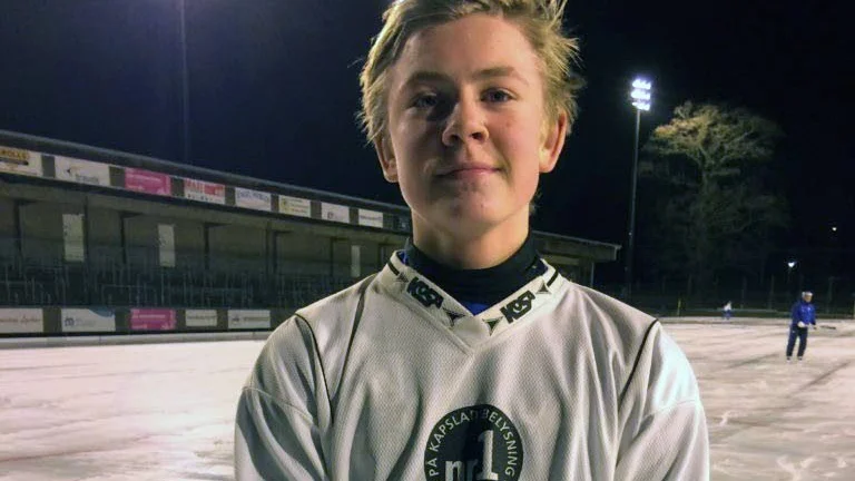 DUBBLERAR. Landslagsläger i bandy och östgötalag i fotboll väntar för IFK Motalas Melvin Lindgren.