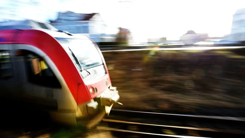 Tjustbanan.
KLT-ledningen måste se till att tågen verkligen trafikerar Tjustbanan.