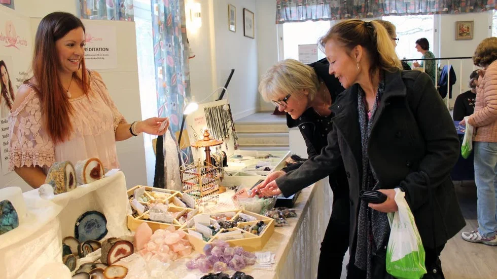 Kristaller. Elin Hjertqvist från Healing Crystals expedierar kunderna Camilla Gunnarsson och Monika Andersson från Norrhult.