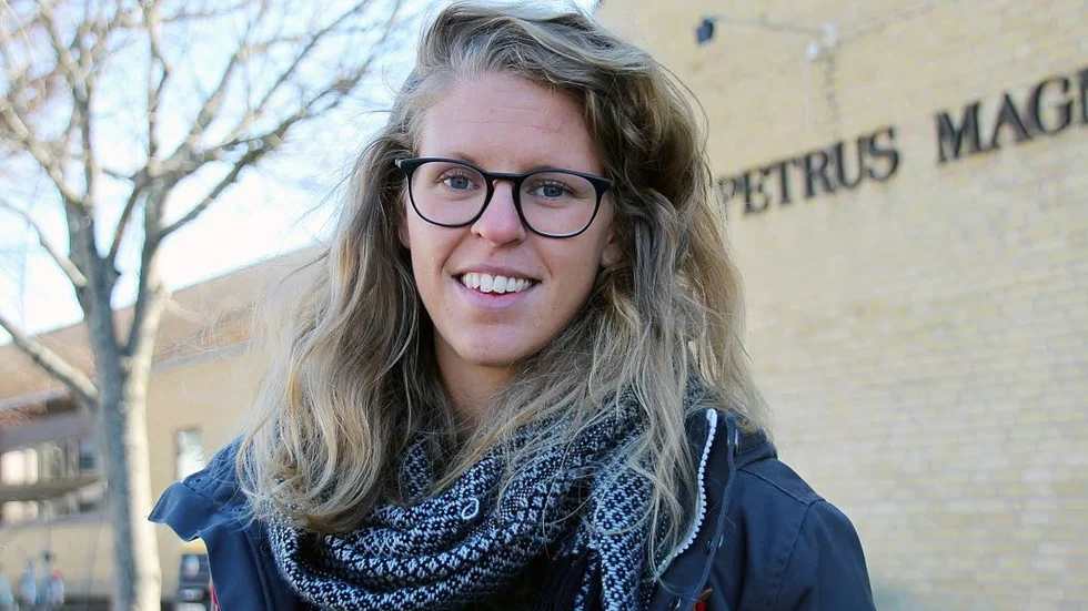 Izabelle Blom är uppvuxen i Vadstena men bor numera i Stockholm.