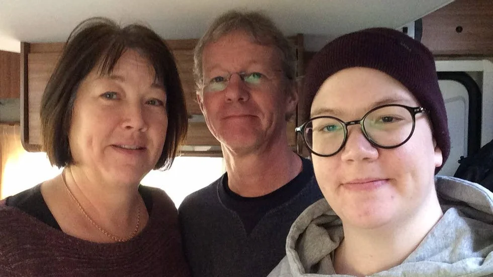 Stöd. Familjen stöttar Emma. Hennes föräldrar är på plats i Tyskland. Alla tre bor på en camping i en husbil och räknar med att stanna i tre till fyra veckor. Från vänster i bild: Monica, Örjan och Emma Mellblom.