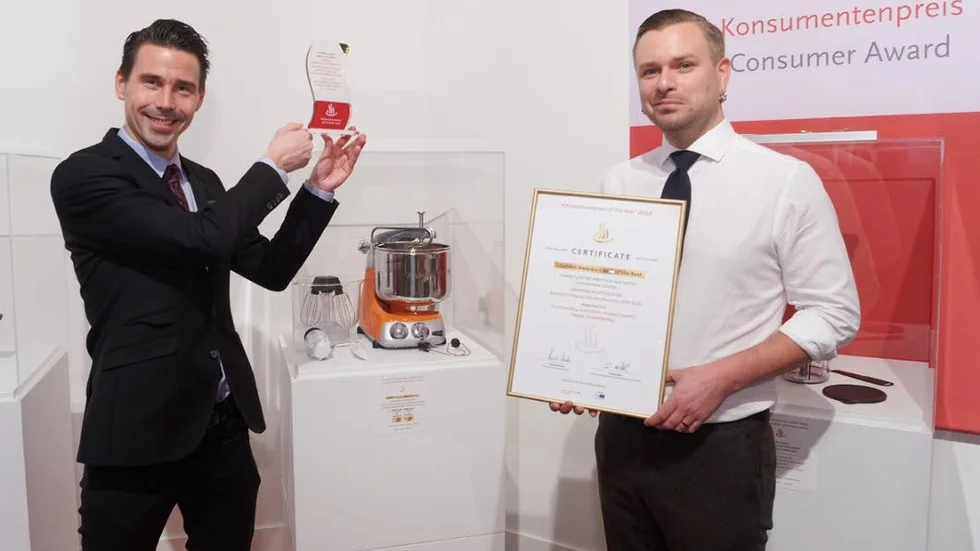 Konsumentpris. Vd Marcus Grimerö tog emot utmärkelsen “Best of the Best – Kitchen Innovation of the Year 2018” i kategorin  små elektriska apparater tillsammans med produktchefen Erik Hedberg på Ambientemässan i Frankfurt, Tyskland den tionde februari.
