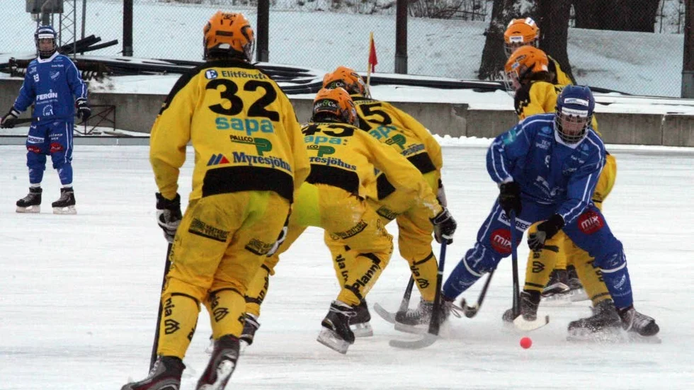 Albin Rohlén har många spelare emot sig mot Vetlanda.