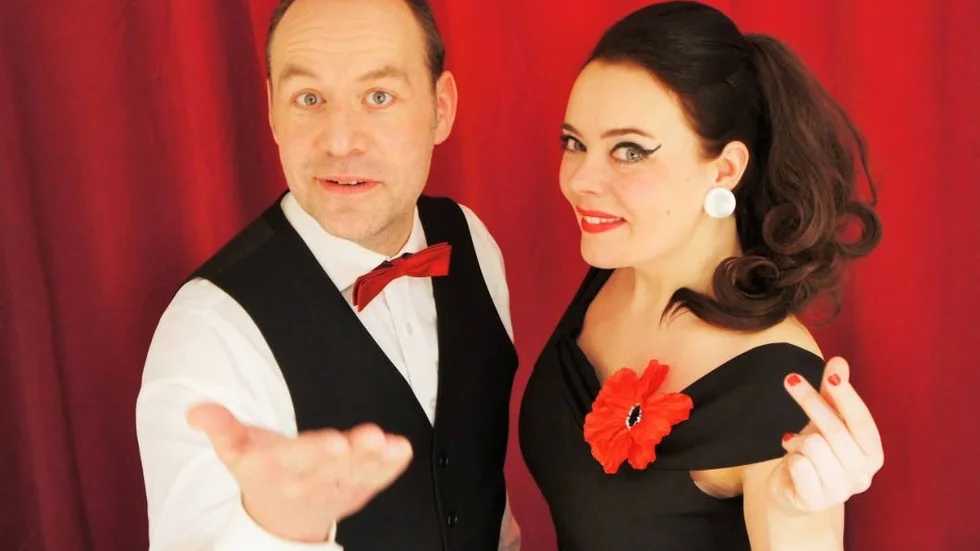 Kaféteater. Linda Elaine Byman och Hans-Åke Andersson tar med publiken tillbaka till 1900-talets mitt då jukeboxen hade sin storhetstid.