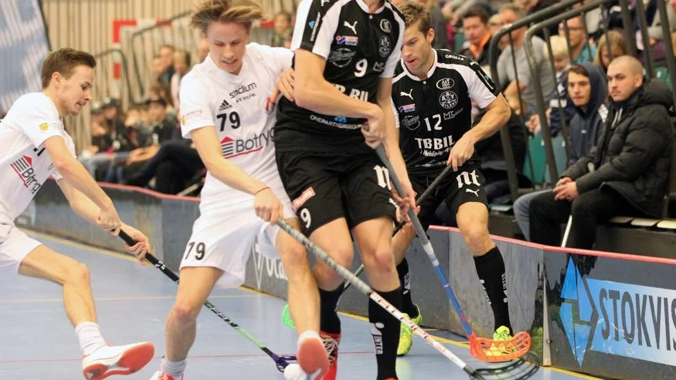 Samarbete. Simon Hedberg tar hand om bollen samtidigt som lillebrorsan Anton håller undan Åbys Joakim Marcus och Jimmy Bagge.