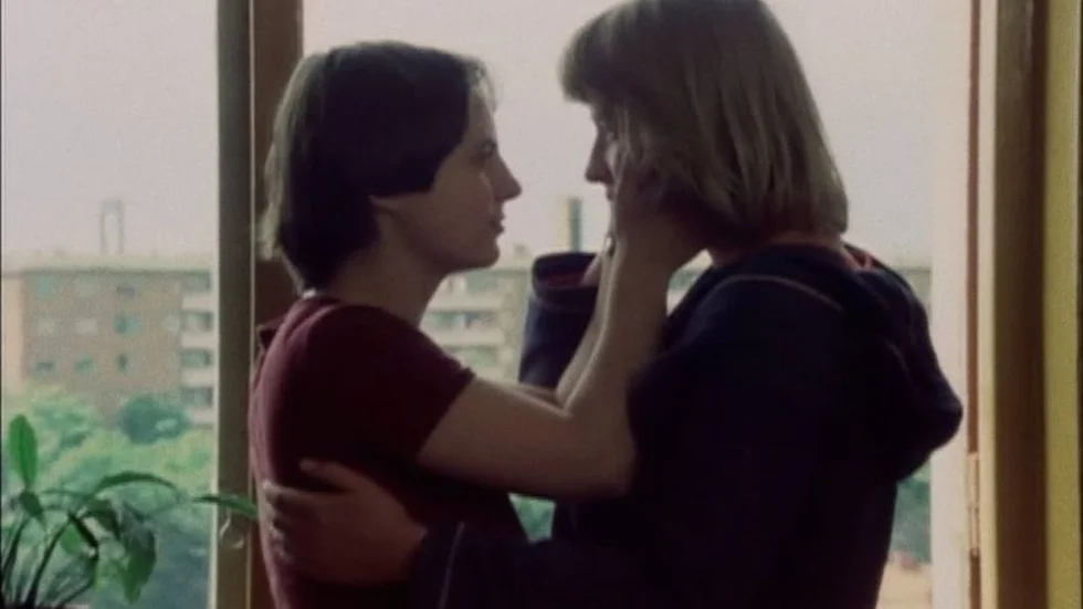 ”En armé av älskande” skildrar hur gayrörelsen tog makten över hur homosexuella skildrades på film på. Här en scen ur den lesbiska historien ”Eva och Maria” (1983)