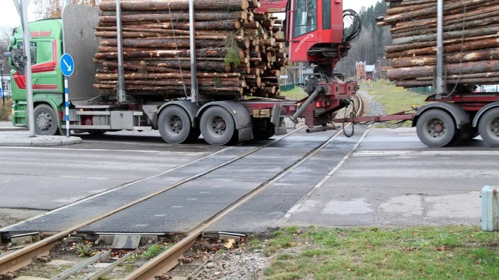 Järnvägskorsningen i centrala Kisa är hårt trafikerad. Men den största påfrestningen på rälsen är vägsalt och smuts.