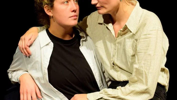 "Utgångspunkten är att vi bara vill spela teater, lägga ner all kraft på skådespeleriet och fokusera på lusten." Kimberly Nilsson och Martina Käll.