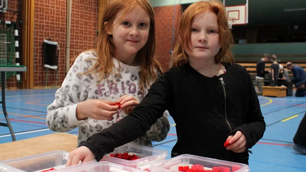 Wilma Gustafsson, 9, och Linnéa Rhodin, 9, fick smak på att bygga kluriga legokuber.