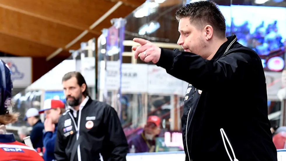 Mattias Karlin anses vara en allsvenskans bästa tränare, men vår reporter är inte lika förtjust i Västerviks värvningsstrategi.