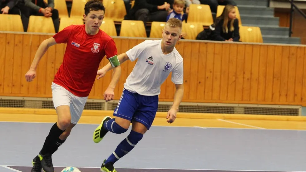 LFF:s lagkapten Tiger Cornell i duell med en Åbyspelare i DM-finalen.