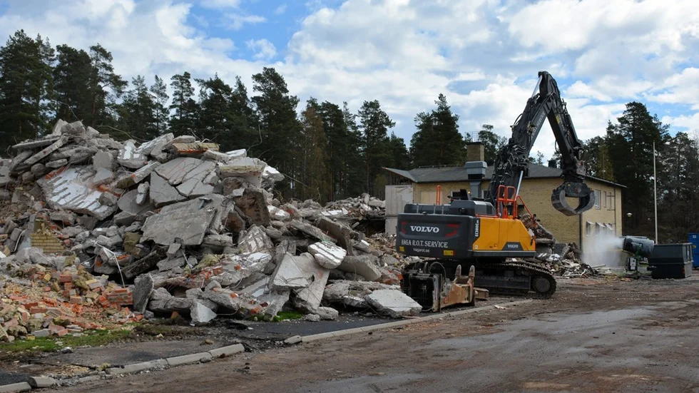 Rivningen av Dalsgården har startat i Gunnebo. Foto: Anders Sjögren
