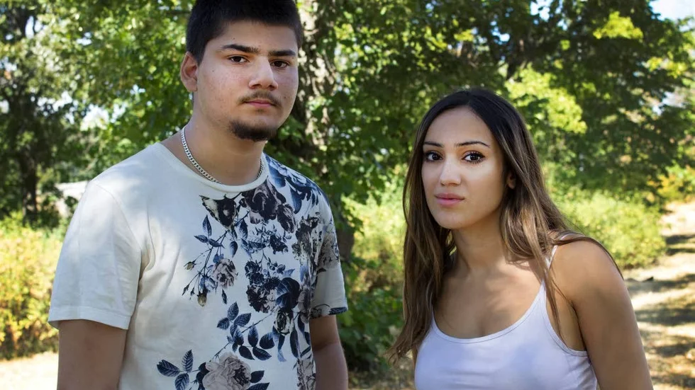 Ali och Dimen är båda vänner till den 18-årige man som avled natten till lördag, efter att en polis avlossat sitt tjänstevapen i nödvärn.