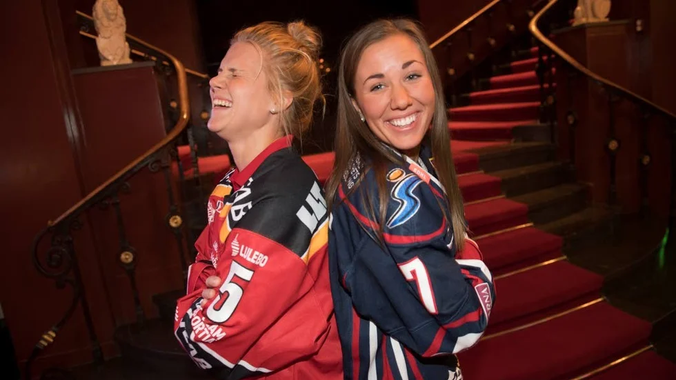 Att idrotten, och i synnerhet ishockeyn, är global har jag förstått länge. Härom året hade Motala AIF:s division 2-lag på herrsidan spelare från åtta länder och tre världsdelar. Ishockeyn är en sport där äventyret väntar bakom hörnet, även för de som inte tjänar några pengar och bara har kampen på is som en hobby. Likaväl som svenska ungdomar drömmer om Nordamerika, eller spel i Alperna eller Barcelona, eller varför inte Australien eller England, så tar unga från andra länder chansen att spela i Sverige.
Jag kan liksom inte se det negativa i det här. Det är lika naturligt att sporta utomlands som att dra iväg och backpacka i andra kulturer. I damhockeyn förstår jag att antalet "importer" varit uppe till debatt de senaste åren och det märktes även på måndagens kickoff en underton av faran i det. Att utländska spelare skulle "ta jobben" och stoppa svenska talanger.
Som väl var hörde jag ingen som talade om importer som något negativt. I stället noterade jag att fyra tränare och en spelare var engelskspråkiga oc