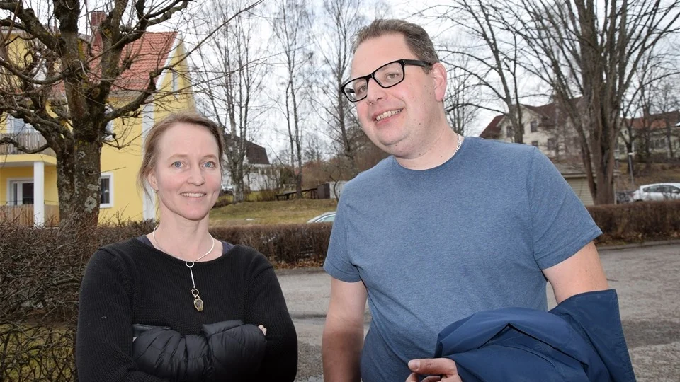 Veronica Gullbrandson och Lars Karlsson liberalerna i Kinda, vill att kommunen går in och förvärvar Pinnarps camping. Foto: Alf Wesik
