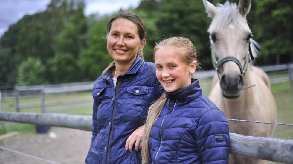 Stolt mamma Ulrika Stolth bredvid duktiga dottern och hoppryttaren Izabelle Stolth. Linslusen bakom heter River Casanova och kallas Cassi.