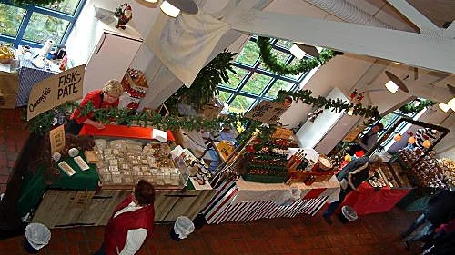 Delar av det matnyttiga utbudet som finns i Astrid Lindgrens Värld under den pågående julmarknaden. Foto: Annica Högberg