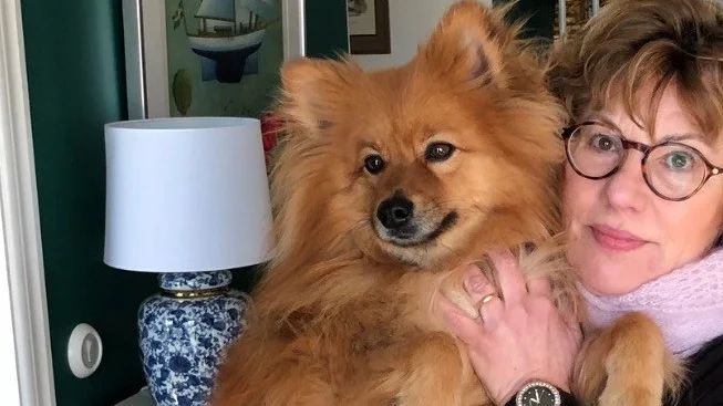 Susanne Sand intygar att hos henne finns det inget skyddsrum. Här på bild med hunden Rexie.