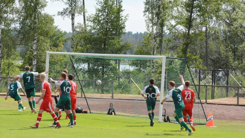 Hultsfred stod för en stark insats genom att vända och vinna hemma mot serieledaren Hossmo.