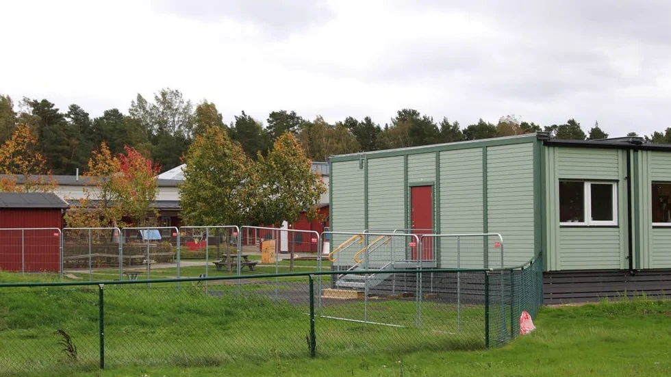 Byggstaket och de så kallade paviljongerna är på plats inför renoveringen av Kungshöga förskola.