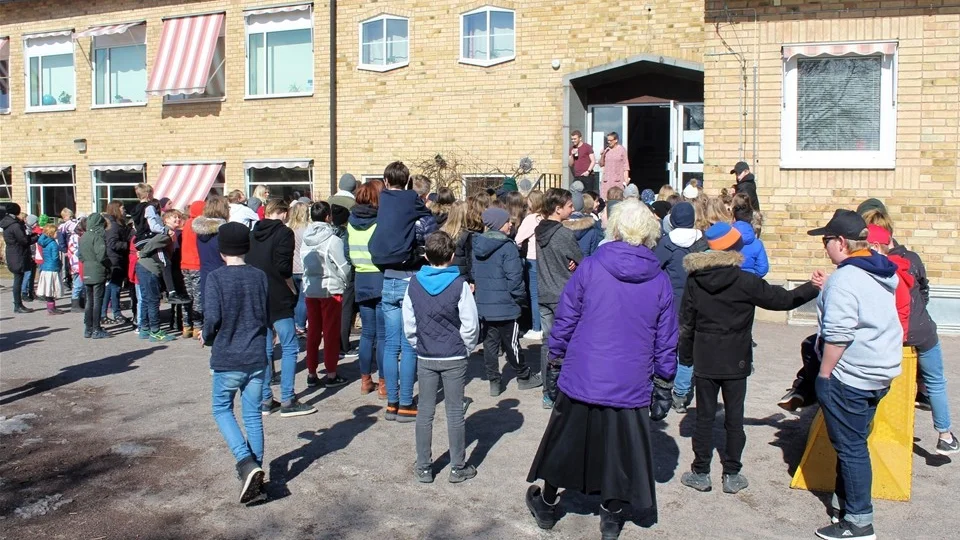 Elever och lärare samlades på skolgården då vinnarna av "Kängurumatten" skulle koras. Foto: Morgan Karlsson