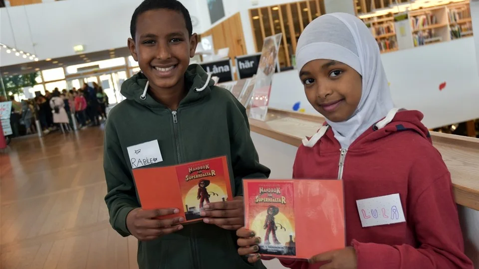 Årets författarbesök var Elias och Agnes Wåhlund som skrivit Handbok för Superhjältar.Foto: Carolina Fransson
