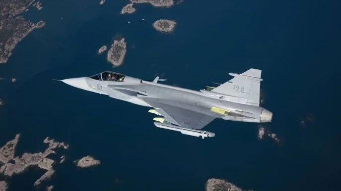 Nya Gripen E med jaktroboten IRIS–T på vingspetsarna.