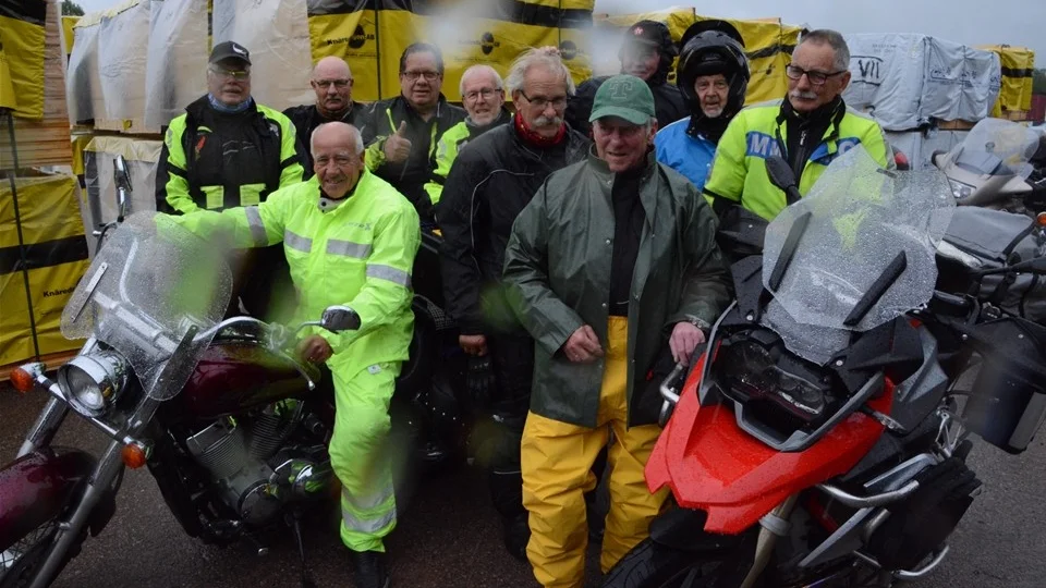 Gotland nästa! Nästan hela gänget samlat strax före avfärd från Vimmerby på onsdagsmorgonen. Sven-Inge Pettersson, Kent Johansson, Beppe Blom, Lasse Petersson, J-O Holmström, Jan Frankenberg, Inge Johansson och Lasse "Plåt" Carlsson. Framför dem Sven-Bertil Folkesson och Leif Jacobsson. Anders "Frippe" Carlsson saknas på bilden.