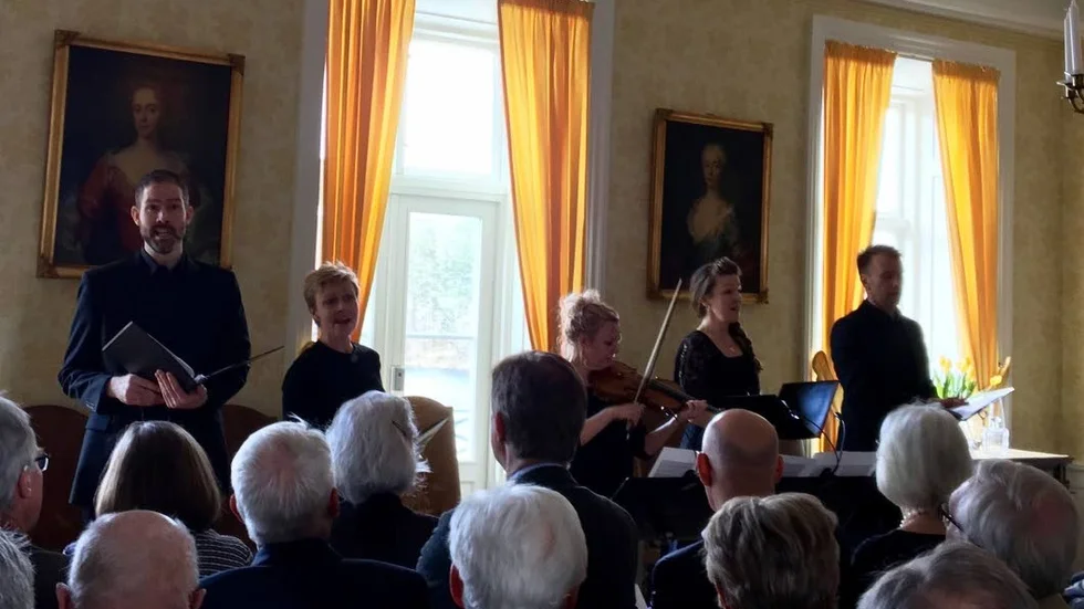Joakim Schuster, Marie Alexis, Anna Zander och Fredrik Mattsson från Radiokören bildar tillsammans Ensemble Memento. Tillsammans med violinisten Klara Hellgren framförde de i lördags Bachs Partita nr 2 i ett arrangemang för violin och röster.