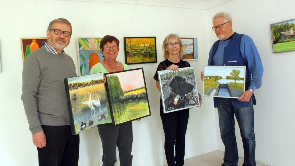 Allan Karlsson, Solveig Engborg, Viola Fridell och Stig-Erik Eriksson hängde konstverken på plats inför helgens utställning i Warmbadhuset. Foto: Rebecca Forsgren Malmström
