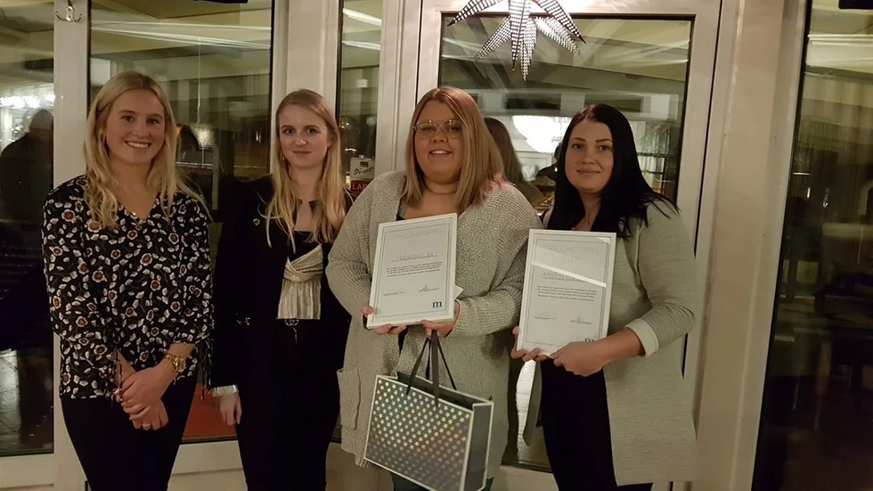 Fr.v: Lisa Blom och Linnea Fasth från Moderaterna överlämnar diplom, en prissumma på 1 000 kronor och överfallslarm till Rebecka Lilja och Matilda Isaksson.