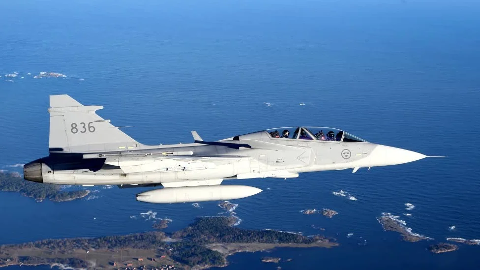 Saabs Gripen tävlar mot...