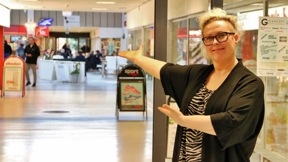 Det har varit tomma lokaler inne i gallerian i Gamleby under en period, men nya förhandlingar är nu på gång med nya aktörer och Anna Landucci välkomnar dem och andra in till centrum. Foto: Liselotte S Johansson