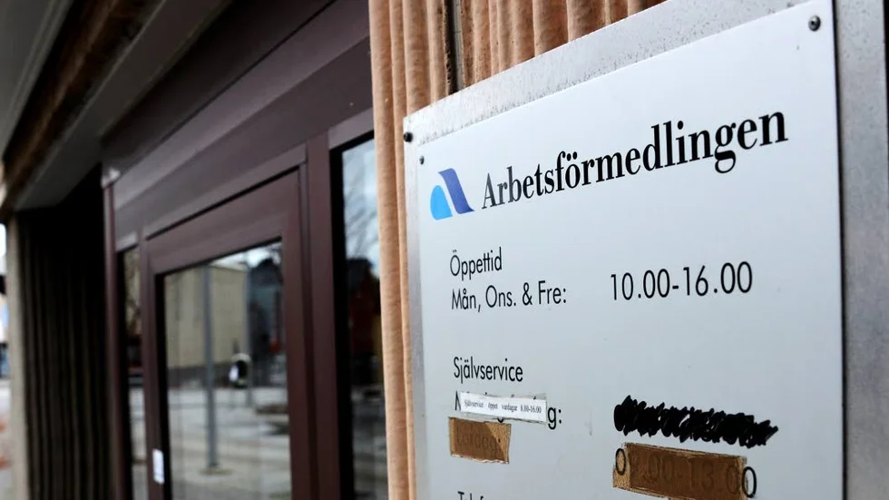 Behöver du ett jobb? Då kan en utbildning till betongarbetare, socialsekreterare eller lokförare vara en bra idé.