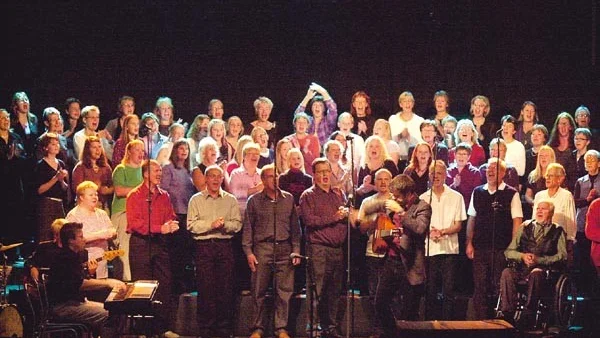 Körledaren Lasse Axelsson fick verkligen fart på sångarna. Med sin högst personliga ledarstil fick han varje sångare att ge sitt yttersta under konserten.